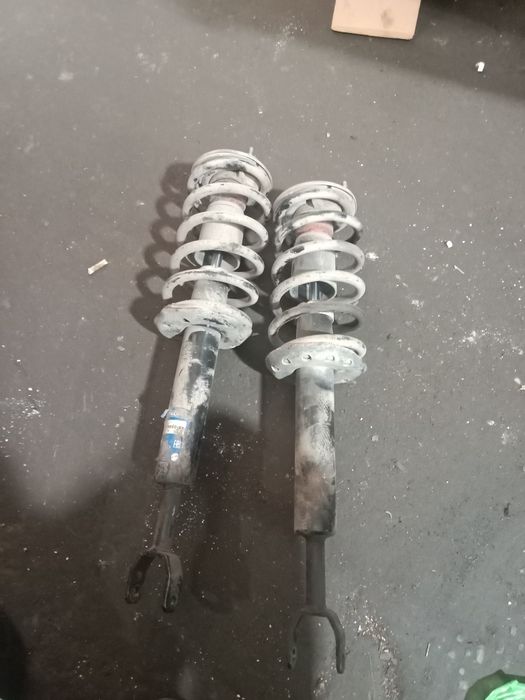 Передние стойки амортизатора