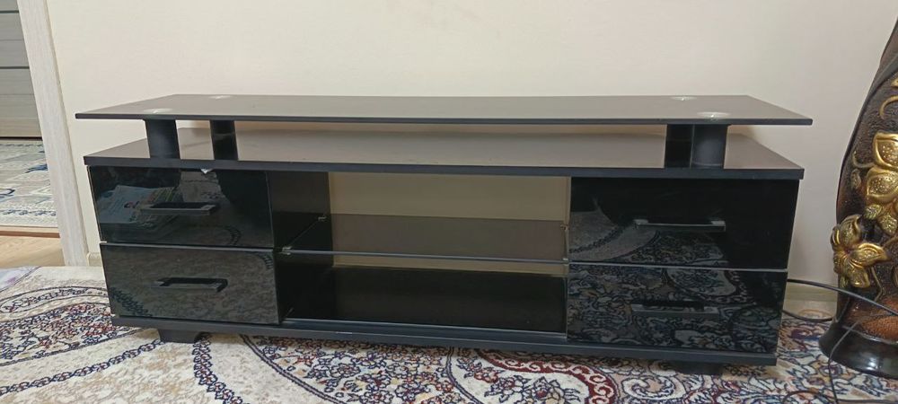 Televizor pastavka.Aybi yo'q.Ideal holatda hech qayerida aybi yo