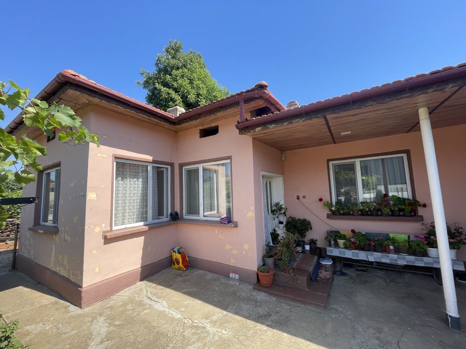 Продава КЪЩА с гараж и двор с.Межден