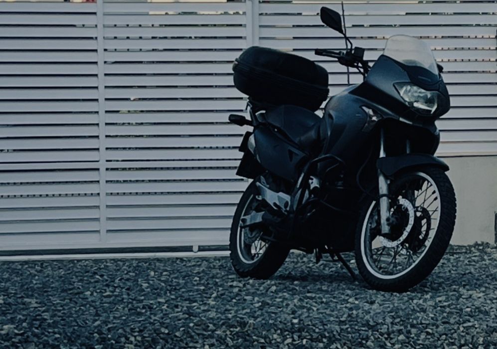 Honda Transalp 650 XLV – echipată (crashbar, topcase, cric central), fiabilă, pregătită de drum