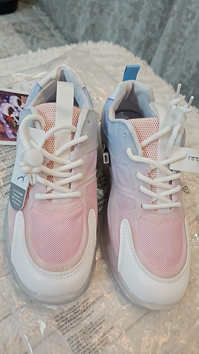 Кроссовки новые для девочки