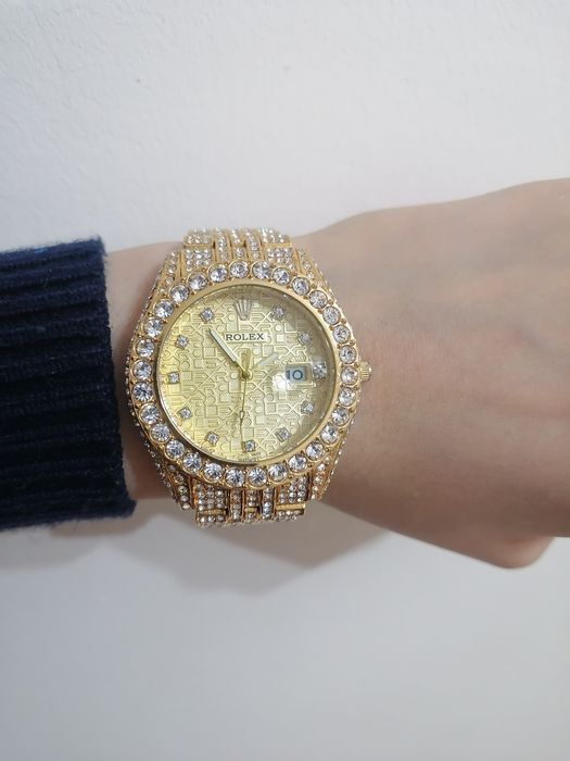 Ayollar uchun tilla soat