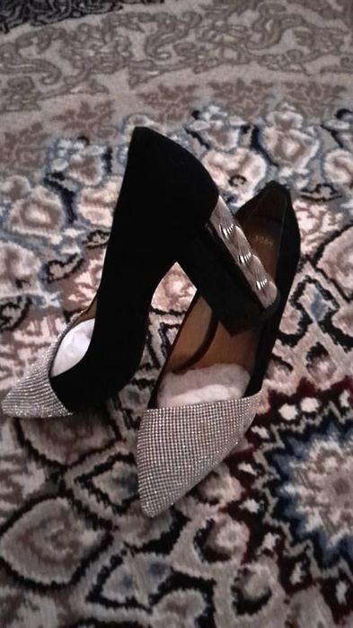 Новые туфли Flower с декоративным каблуком.