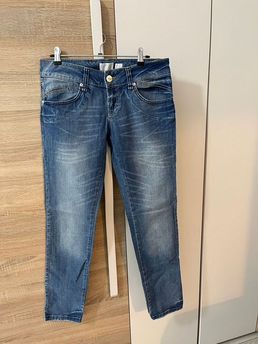 Vand blugi jeans diverse modele stare foarte buna pentru femei
