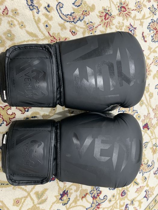 Продаю боксерские перчатки VENUM