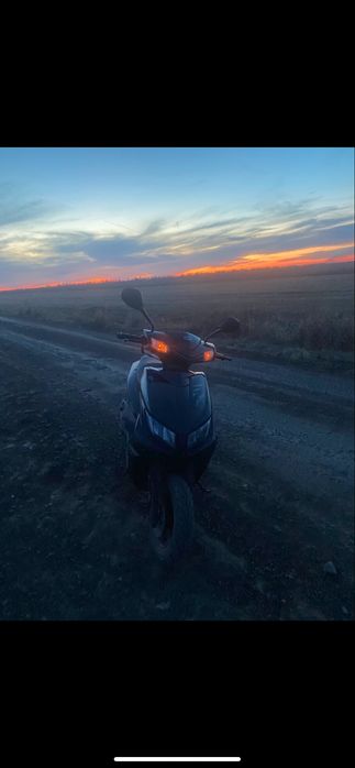 Скутер 150 cc на полном ходу