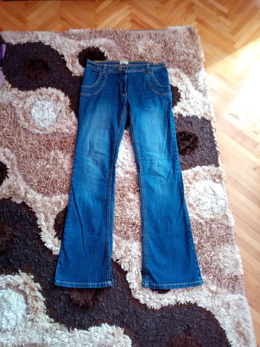 Blugi dama ușor evazați