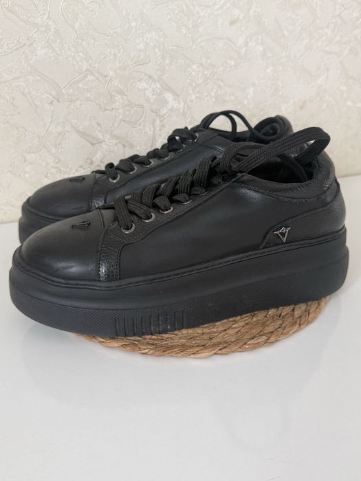 Кроссовки женские