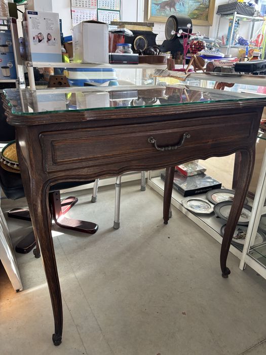 Маса с чекмедже и стъклен плот