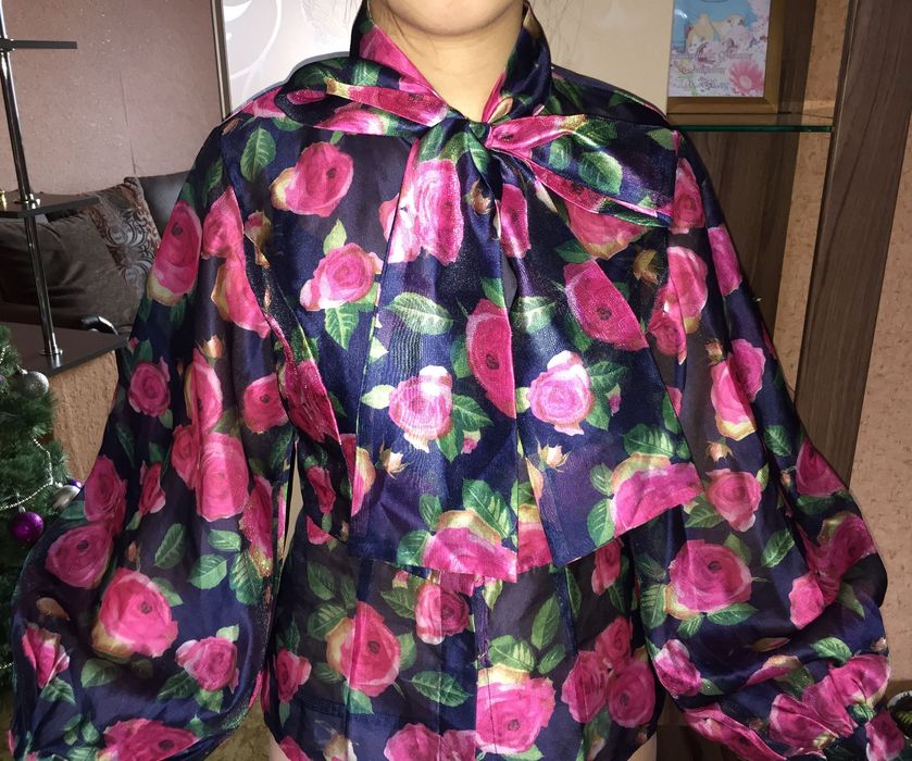 Продам блузку с ярким принтом