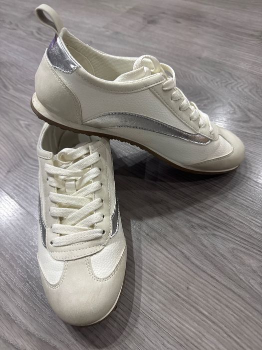 Бели пролетно-ленти кецки