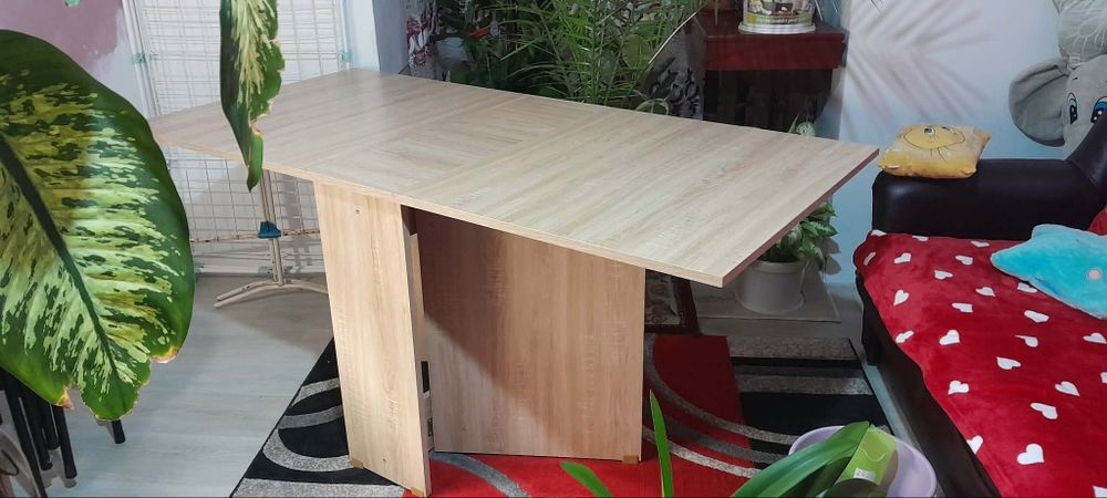 Masă rabatabilă și 4 scaune