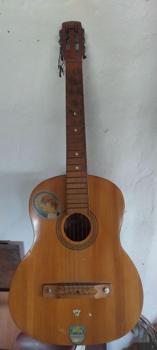 Продам гитара шести струнка