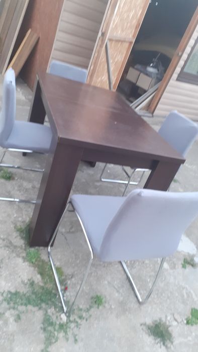 Vând 3 mese cu 4 și 6 scaune
