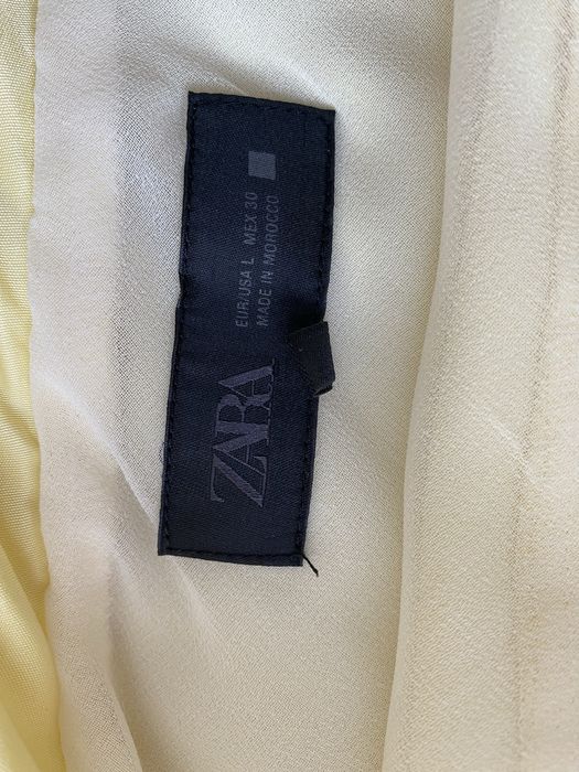 Сатенена жълта рокля от Zara