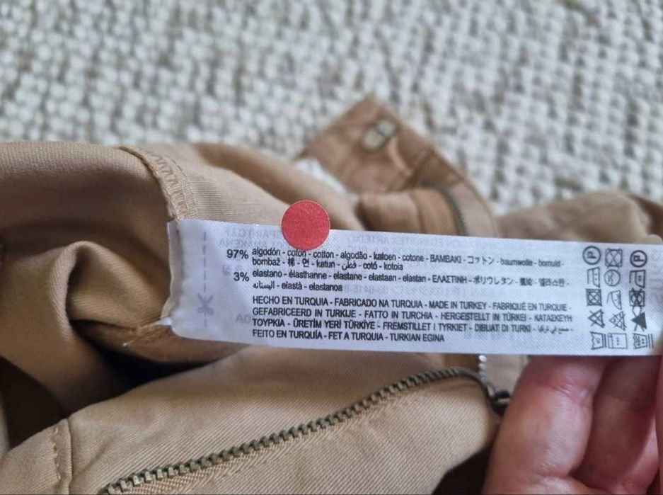 Pantaloni bej cu crac larg de la Bershka