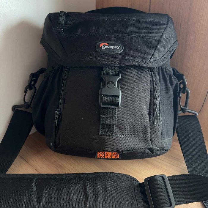 Сanon EOS 77D с объективом 18-135 мм.