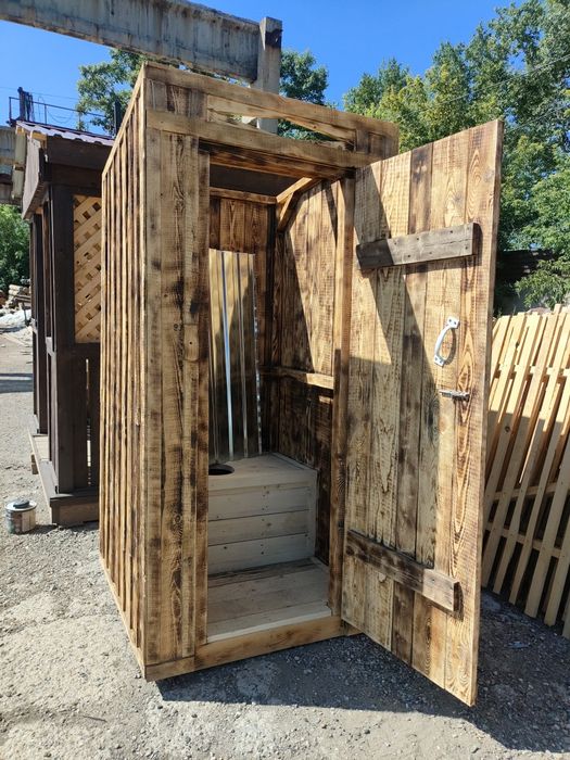 Дачный туалет деревянный .