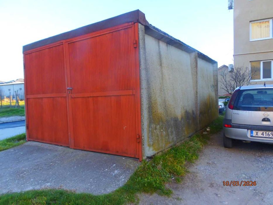 Бетонен гараж с метални врати