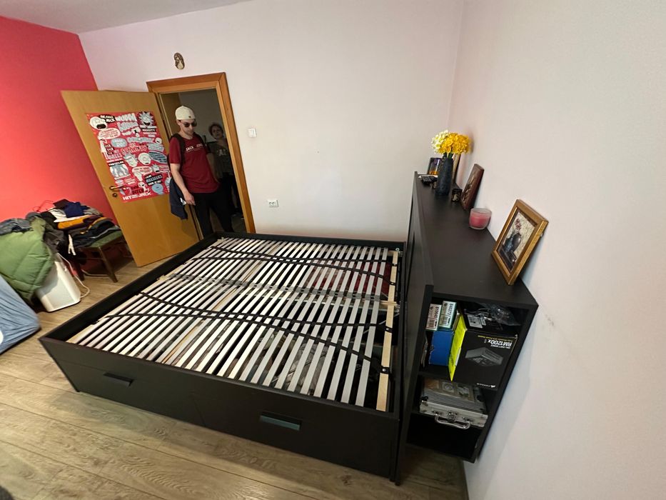 Vând pat Ikea Brimnes dimensiuni 200 pe 160, culoare neagră