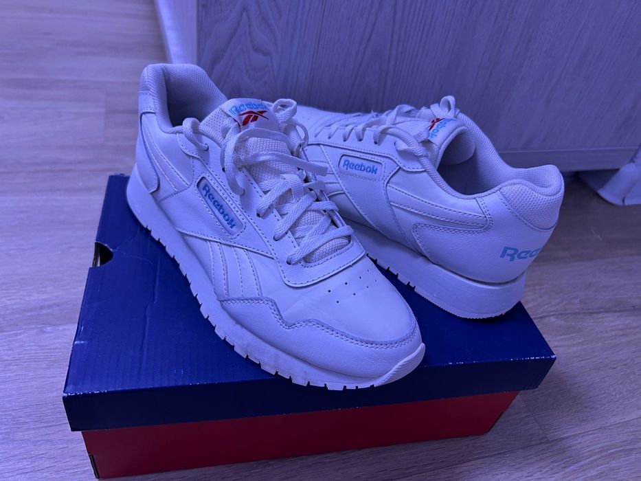 Adidasi Tommy Hilfiger și Reebok