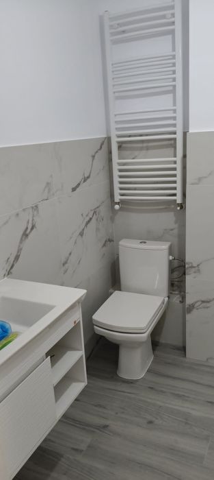 Se vinde ap.2 camere,zona ic.frimu,56 mp,et.1,decomandat,Bl, K1A,renovat de la placa,totul nou,inclusiv  instalația electrică,izolat exterior.