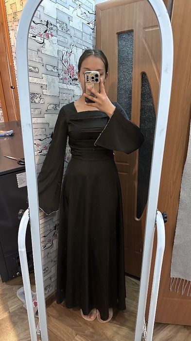 Черное атласное платье