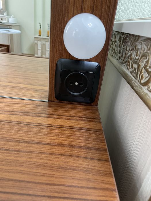 Туалетный гримерный столик с подсветкой и ящиками