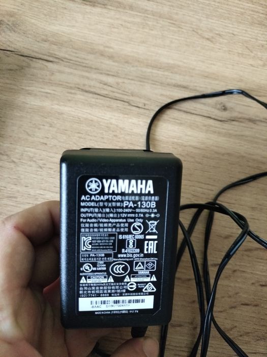 Сентезатор Yamaha  psr e 263 нова  с нотник