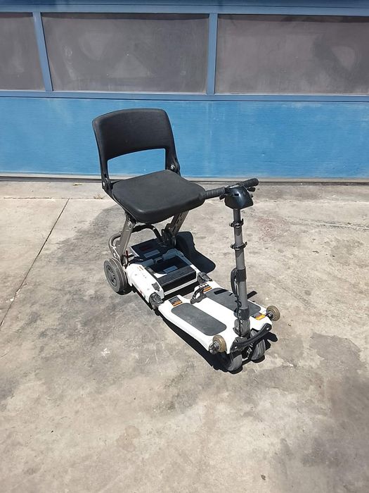 Cărucior scuter electric pentru persoane cu dizabilități sau bătrâni