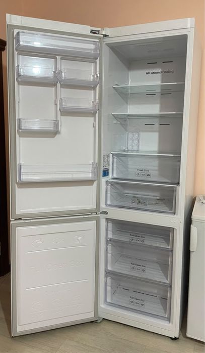 Холодильник Samsung RB37A5200WW белый