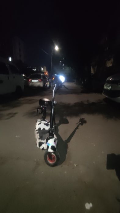 Скутер 20-25km/h . До 100 процентов 4 часа заряда. Хвотайт на 20km ход