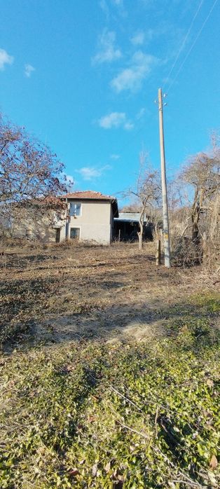 Продава се двуетажна къща в село Садовик, област Перник