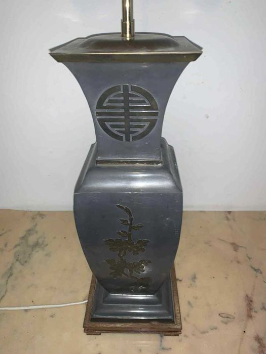 Veioza cu doua becuri amplasate pe suport din alama