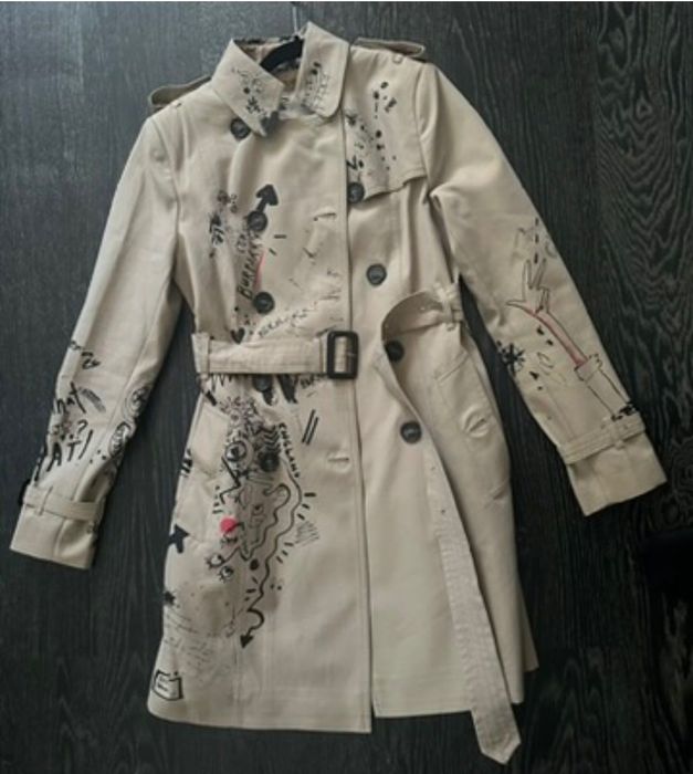 Trench Burberry, măsura S, model deosebit!