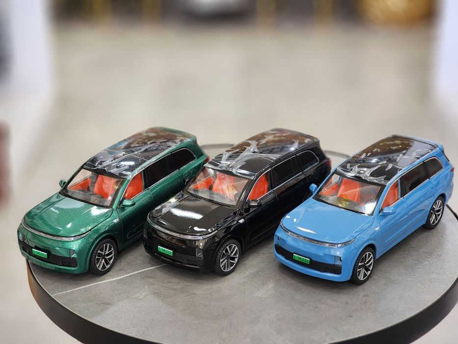 Li L9 1:24 o'yinchoq mashina