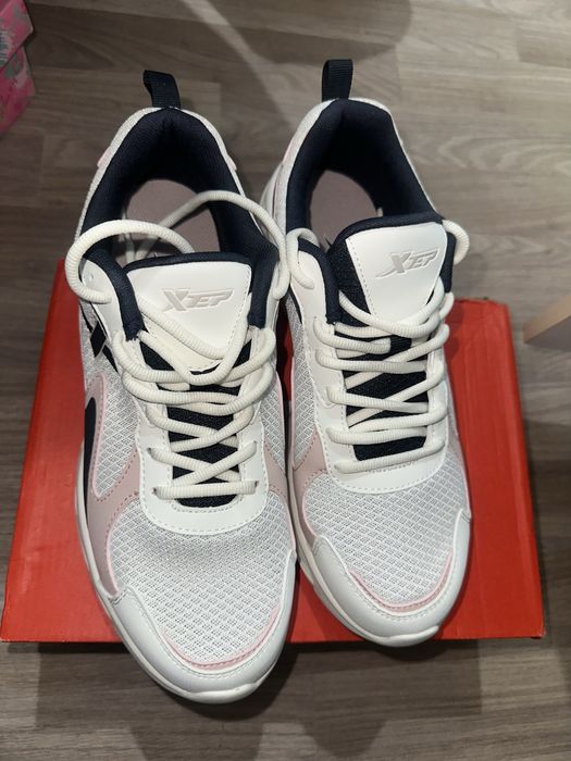 Кроссовки женские