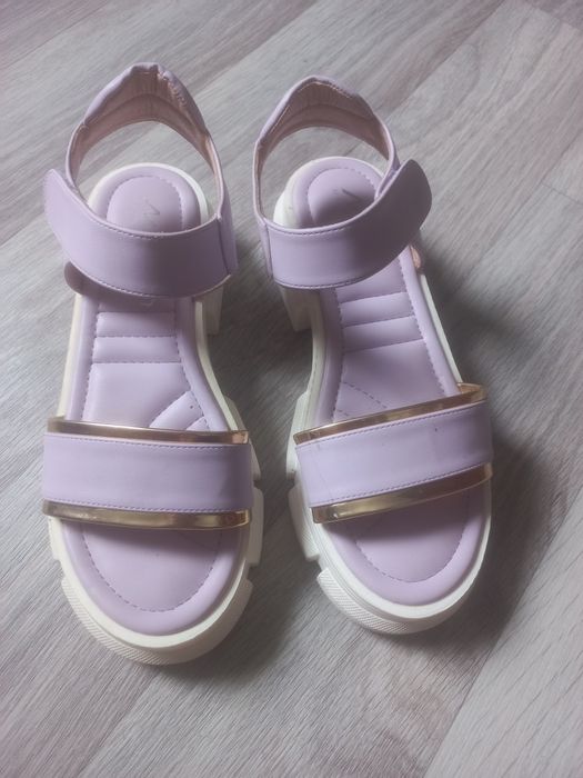 Продам босоножки