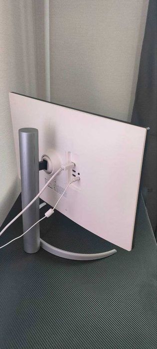 Монитор 27" LG 27UP650