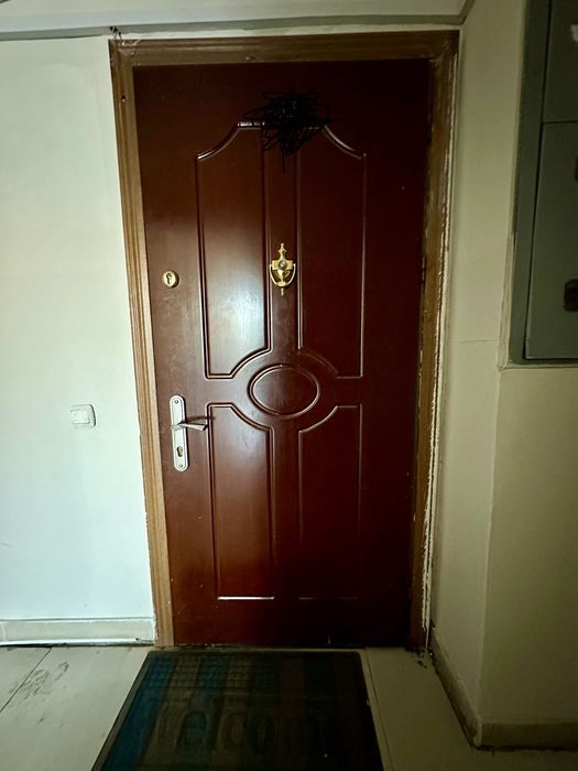 Продается входной дверь наружный.