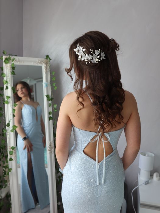 Бална рокля в син цвят с чанта към нея