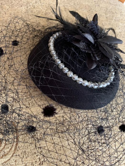 Palarie/Beretă cu perle și pene