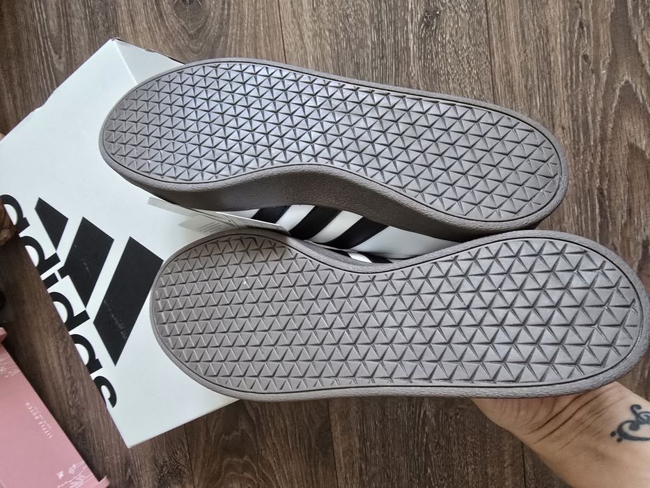 Pantofi Adidas Court Base
