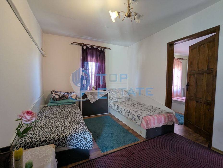 Ремонтирана и готова за нанасяне къща в село Пчелище, област Велико Т