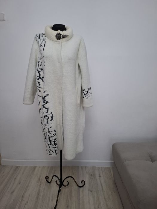 Продам пальто белое