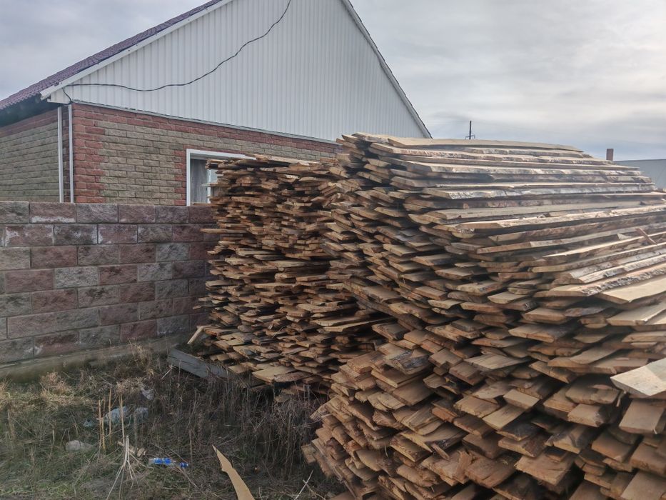 В продаже доски необрезные, пиломатериалы