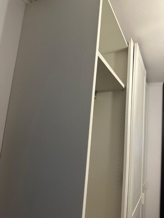 Dressing din lemn alb cu trei compartimente.