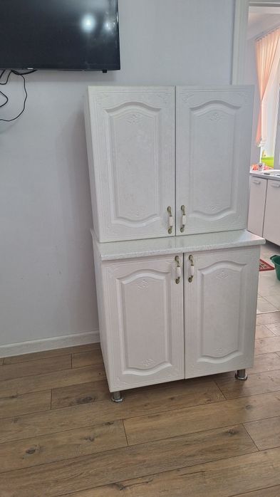 Кухонный белый шкаф
