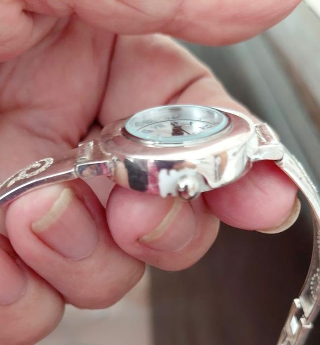 Продам серебрянные часы. На пломбе. Новые