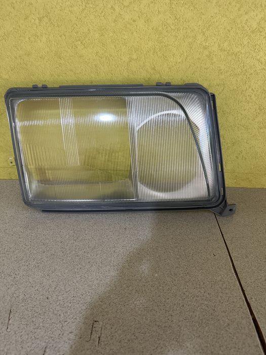 Продаеться стекло фары Мерседес 124 Е